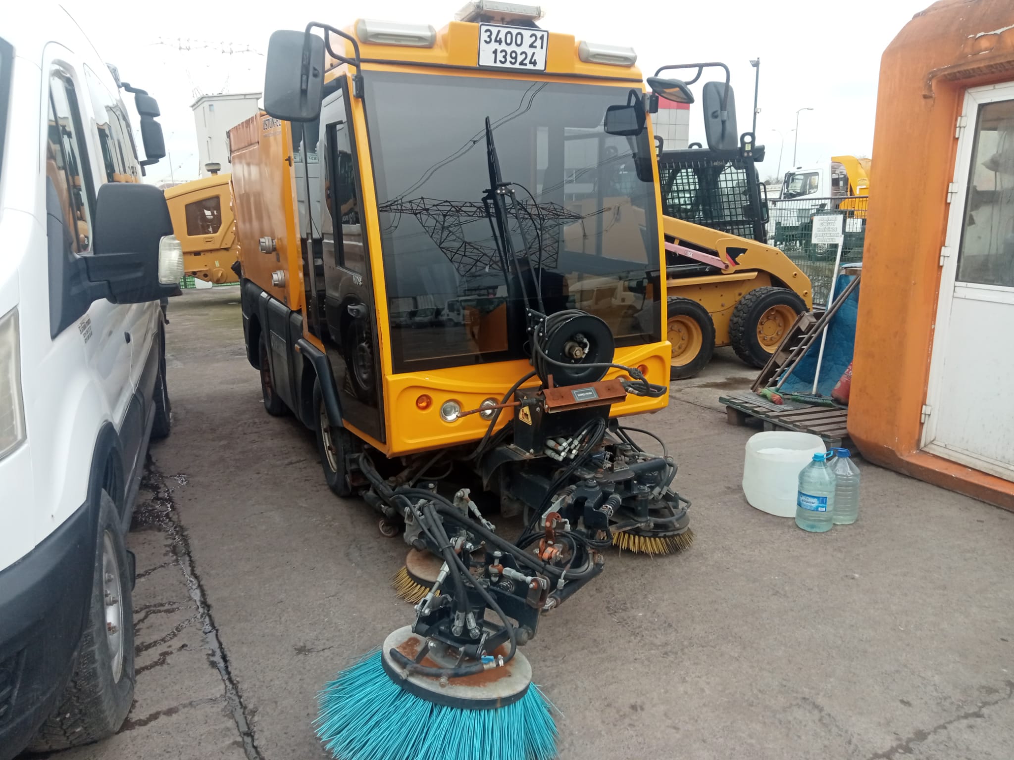 Üstün El 3000 Vakumlu Yol Süpürme